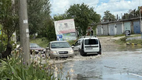 Перекресток Фрунзе-Шевякова в Керчи сегодня ушел под воду
