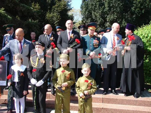 В Керчи состоялись церемонии возложения цветов в сквере Славы, у памятной доски бойцов СВО и на горе Митридат