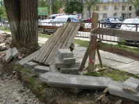 Новости » Общество: У Школы искусств имени Р.Сердюка вдоль главной аллеи демонтировали часть новых  бордюров