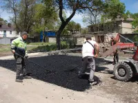Новости » Общество: В квартале района дома по Спартака, 6 в Керчи асфальтируют новые парковки