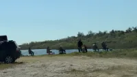 Новости » Общество: На канале у горпляжа Керчи собрались рыбаки
