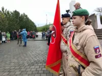 Керчане приняли участие в митинге памяти Героя Советского Союза Дмитрия Калинина