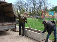 Клумбы в Комсомольском парке Керчи готовят к высадке цветов