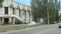 Новости » Общество: Пыль летит в глаза: в Керчи техникой чистят тротуары