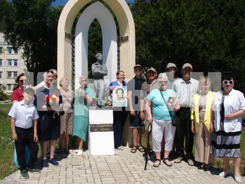 6 июня в Керчи у памятника А.С. Пушкину звучали стихи поэта и о поэте
