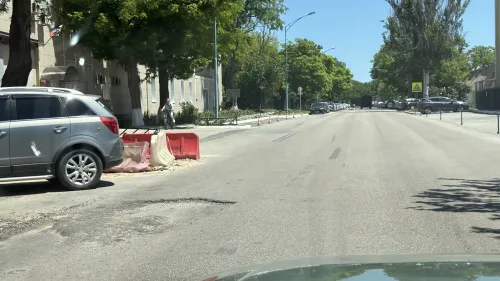 Провалы и ямы на дорогах Керчи не спешат устранять