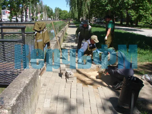 В районе пешеходных мостиков через городскую речку в Керчи обустраивают плавные сходы