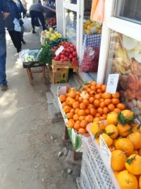 Новости » Общество: В Керчи владельцы ларьков выставляют свою продукцию за их пределы