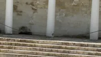 Новости » Общество: В сквере у подножия большой Митридатской лестницы низко висит провод