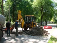 На улице 12 Апреля в Керчи ликвидируют порыв водовода