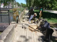 В районе пешеходных мостиков через городскую речку в Керчи обустраивают плавные сходы