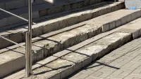Новости » Общество: Ступени у центрального входа керченской горбольницы №1 до сих пор не отремонтировали
