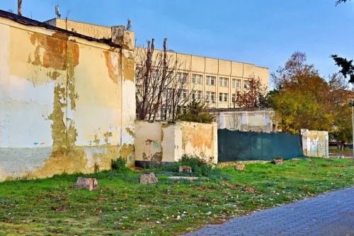 Фасад бывшего летнего театра в Керчи временно закроют баннерами