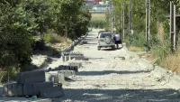 Новости » Общество: В Керчи на улице Бодни начали устанавливать   новые бордюры