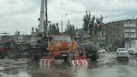 Больше месяца около автовокзала Керчи не могут устранить порыв
