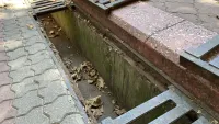 На улице Ленина в Керчи чистят ливневые стоки