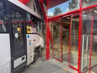 Автобус с 16 пассажирами врезался в торговый центр в Симферополе