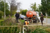 На улице Генерала Кулакова откачали воду от подтопленных домов