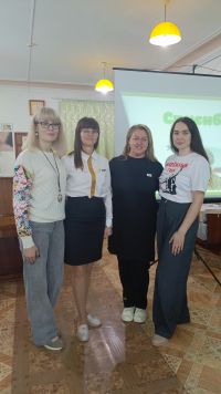 В читальном зале в Керчи состоялся мастер-класс «Чай для Героя»