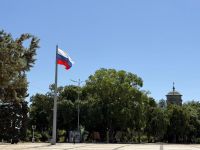 Новости » Общество: На центральной площади Керчи обновили государственный флаг