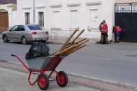 Новости » Общество: В скверах Керчи продолжаются работы по монтажу и обслуживанию систем автополива